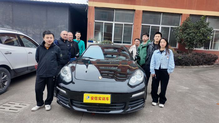 汽车解码培训学校现学员合影