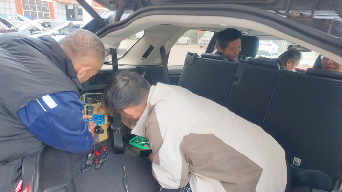 学汽车防盗解码技术好学吗？